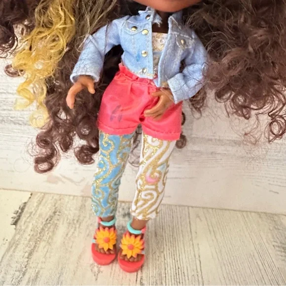 Just Play Art Squad VANNAH 10-inch Doll with Shoes - Picture 3 of 4